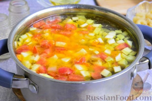 Куриный суп с кабачками, помидорами и макаронами