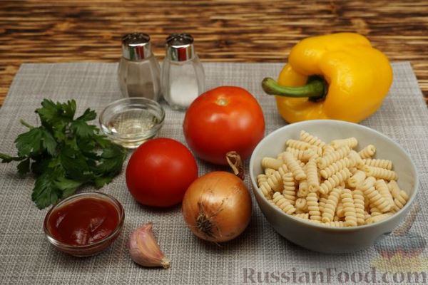 Макароны с овощами в томатном соусе