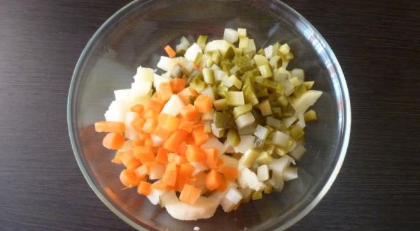 Овощной салат со свеклой и майонезом