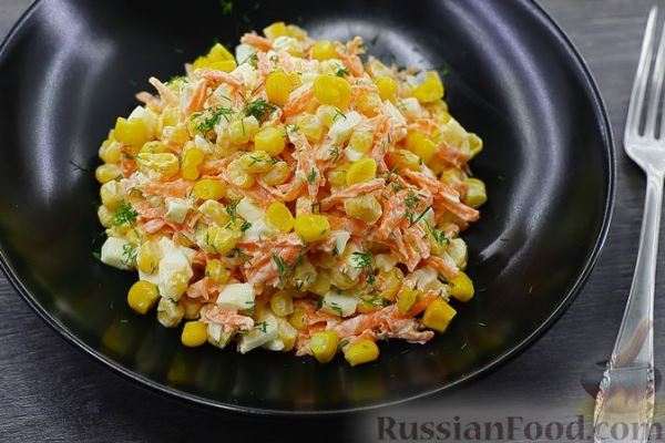 Салат c кукурузой, сырой морковью, яйцами и чесноком