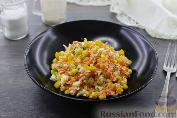 Салат c кукурузой, сырой морковью, яйцами и чесноком
