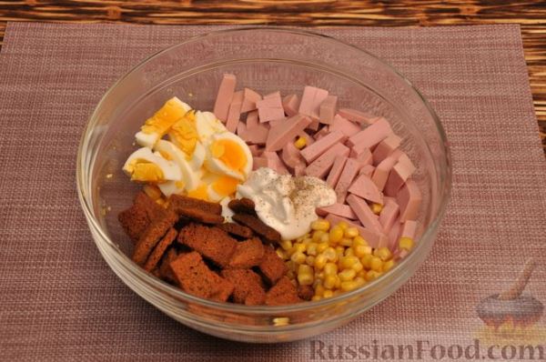 Салат с колбасой, кукурузой, сухариками и яйцами