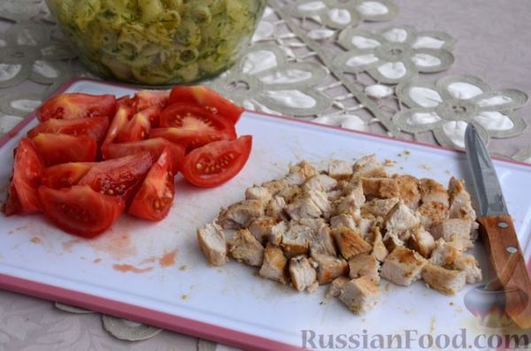 Салат с курицей, макаронами и помидорами