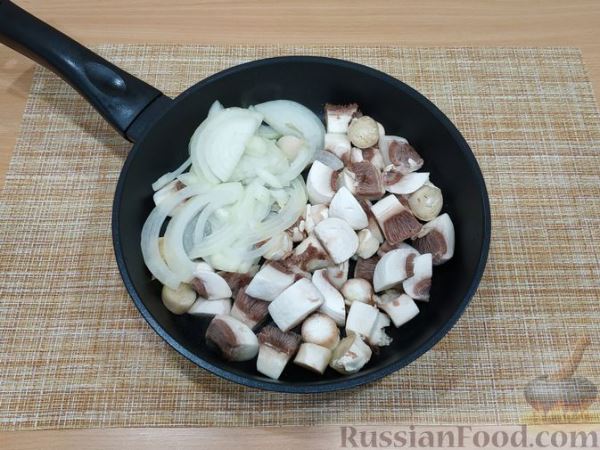 Салат с курицей, стручковой фасолью, грибами и сыром