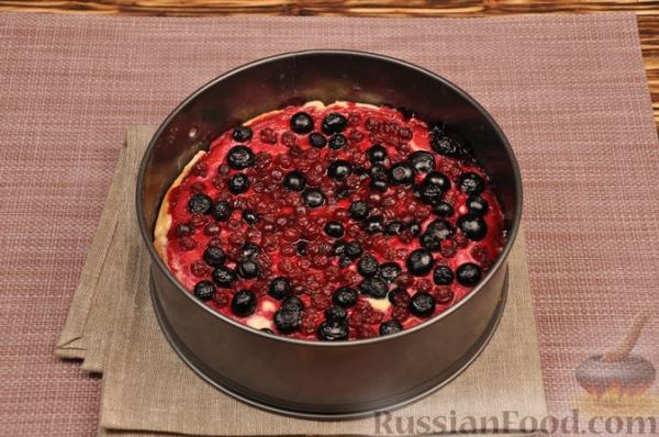 Слоёный тарт с творогом и ягодами