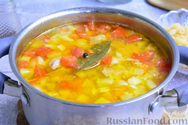 Куриный суп с кабачками, помидорами и макаронами