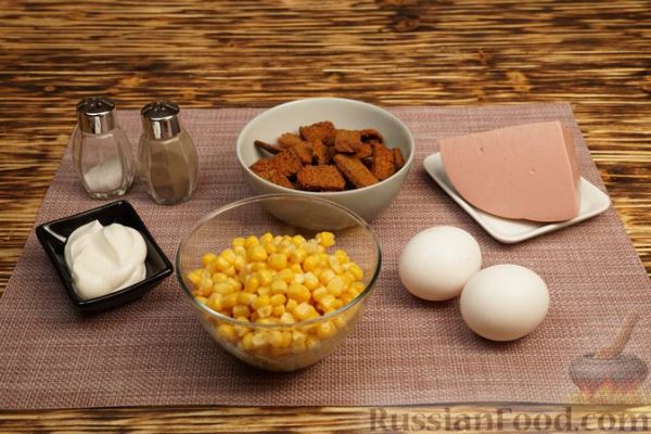 Салат с колбасой, кукурузой, сухариками и яйцами