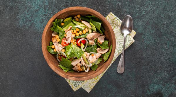 Салат с курицей и зелеными овощами