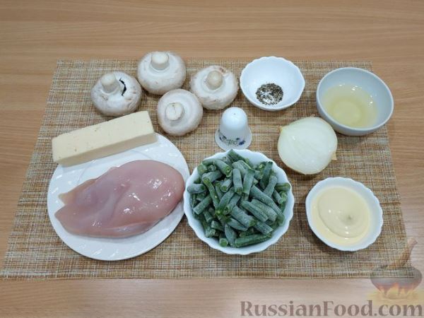 Салат с курицей, стручковой фасолью, грибами и сыром